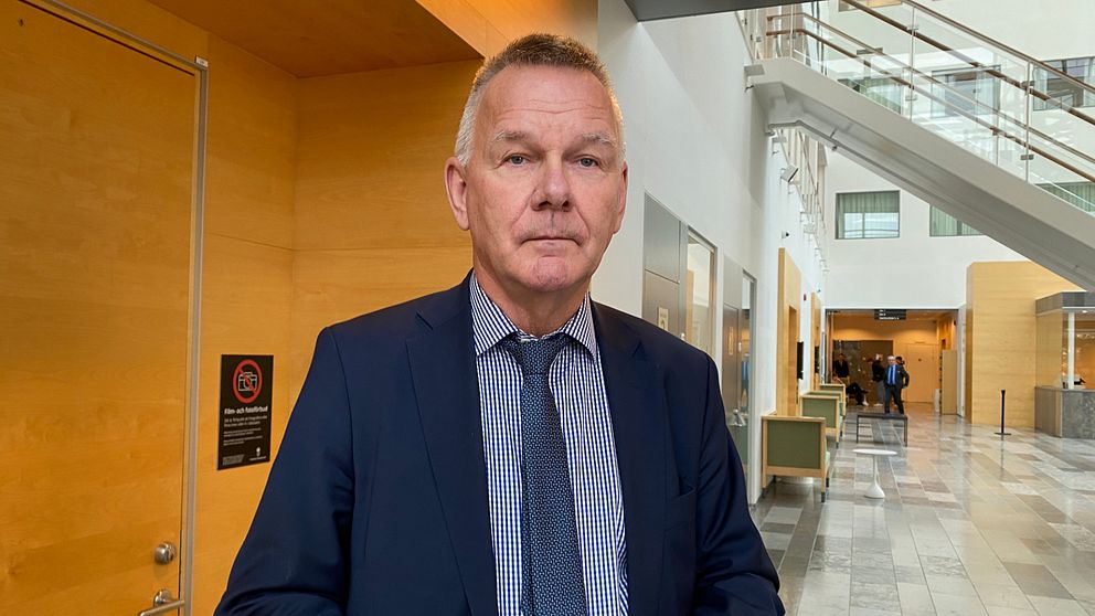 Advokaten Per Svedlund står framför en dörr i Västmanlands tingsrätt.