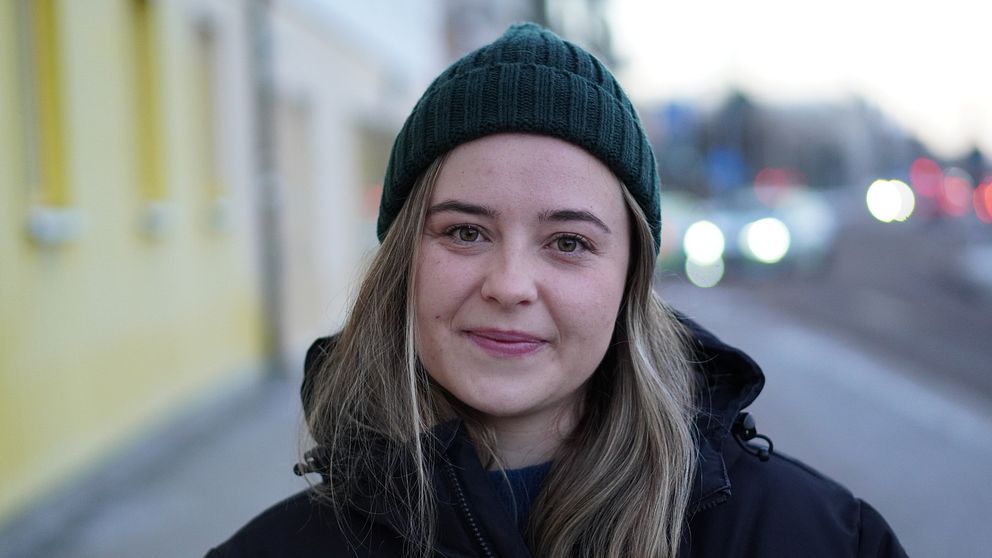 Kvinna på en gata.
