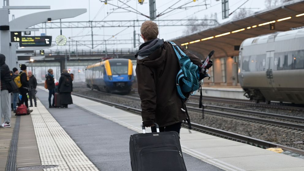 Personer på tågperrong