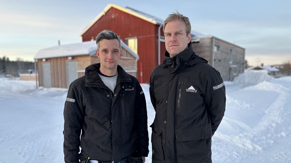 Här står Patrik och Olof som ser väldigt glad över världens nordligaste plushus i Gnarp.
