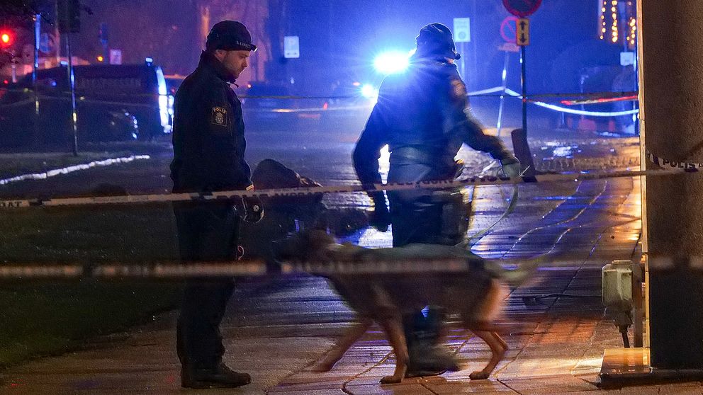 Två poliser som står vid polisavspärrningar efter en man skjutits i Trelleborg.
