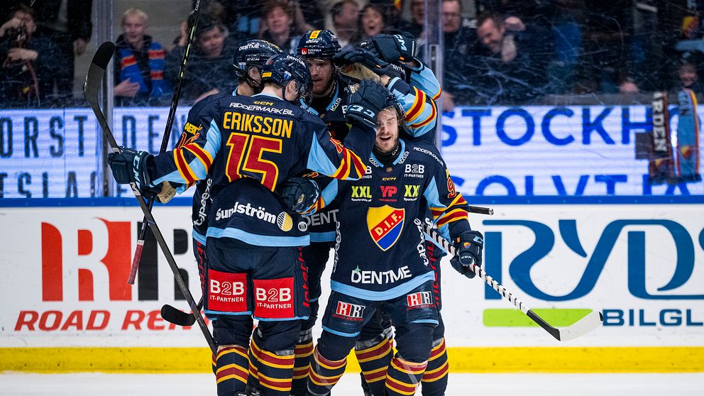 Hockeyspelare från Djurgården firar ett mål på isen.
