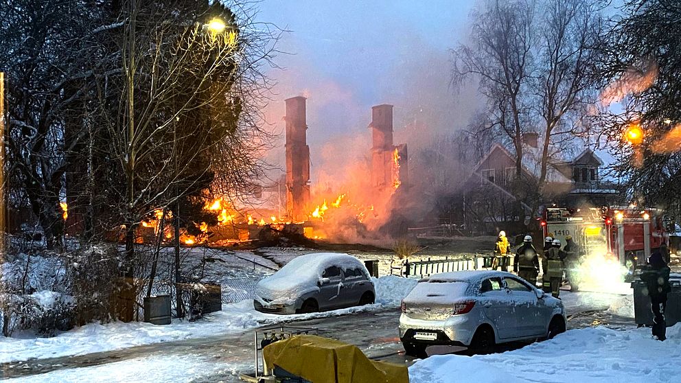 Bara skorstenar står kvar efter branden i Kilsmo i ett lägenhetshus.