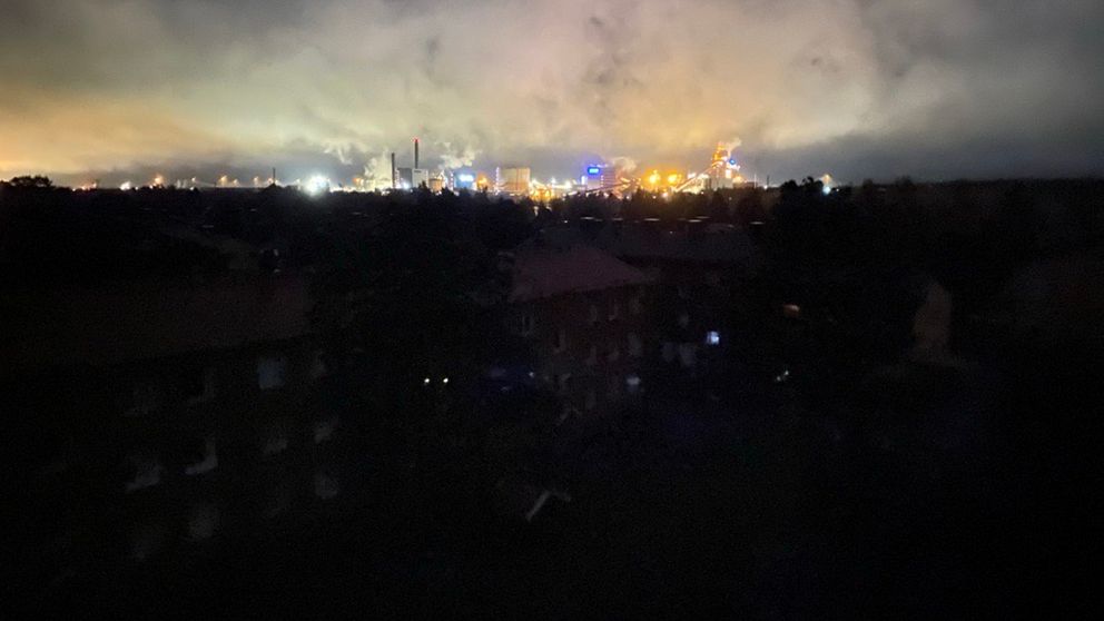 Luleå i mörker, industriområde med lampor tända
