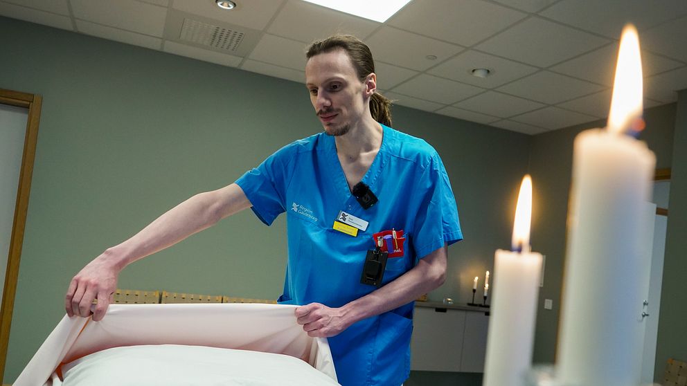Obduktionstekniker Emil Vennerberg bäddar en sjukhussäng i Avskedsrummet på Gävle sjukhus.