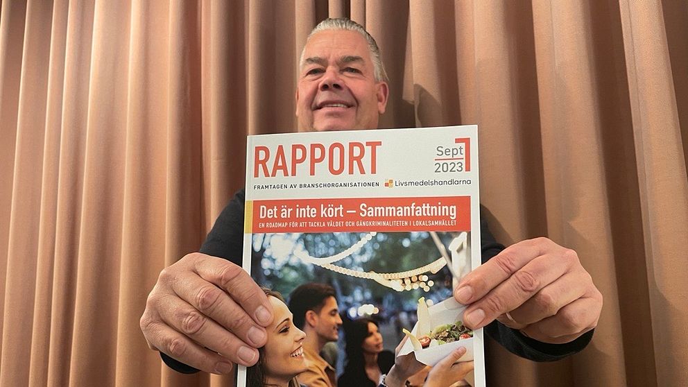 Man som håller i tidning