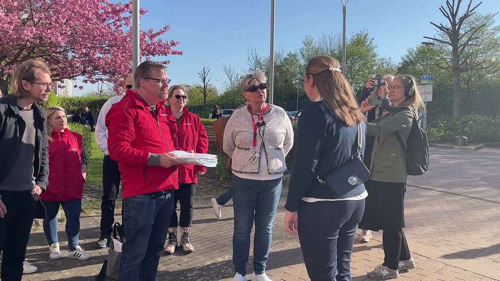 Agneta Persson och andra fackliga på Skånes universitetssjukhus lämnar över namnlistan till Maria Berglund (KD).