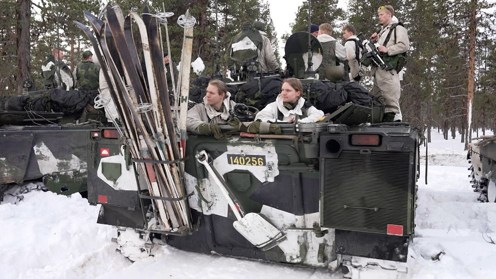 Soldater tar paus i ett militärfordon