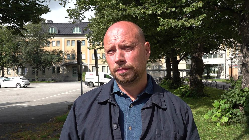 Umeås kommunalråd Hans Lindberg står framför stadshuset.