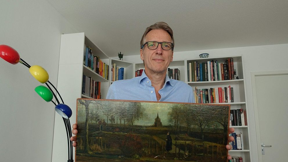 Man håller van Gogh-målning