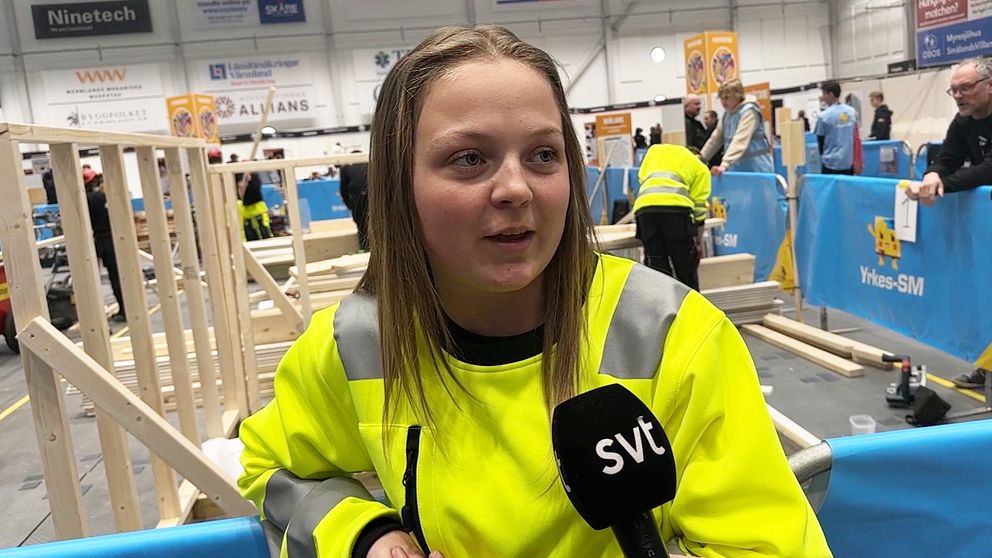 Byggeleven Emilia Nordenberg intervjuas.