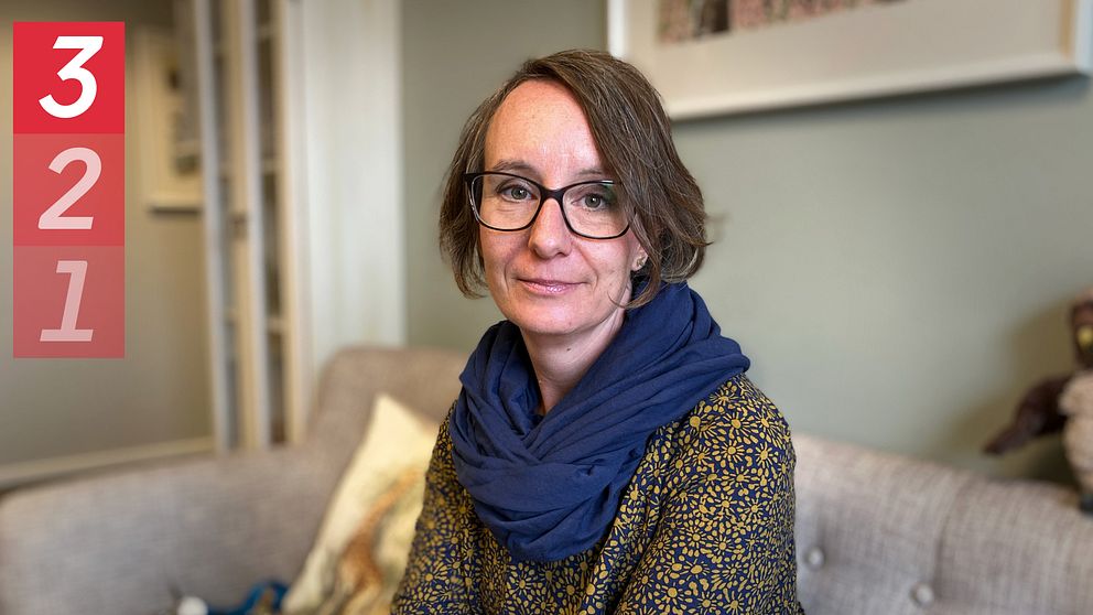 Linda Johannesson, en kvinna med brunt hår och glasögon sitter i en soffa på Centrum mot våld i Östersund.