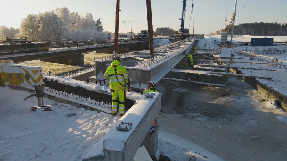 Byggarbetare håller på att bygga en bro