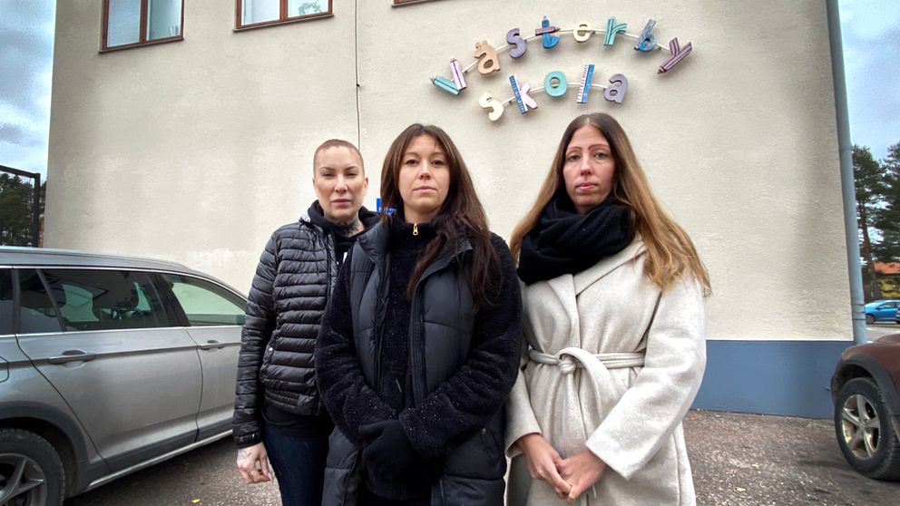 Tre mammor står framför Västerby skola i Hedemora