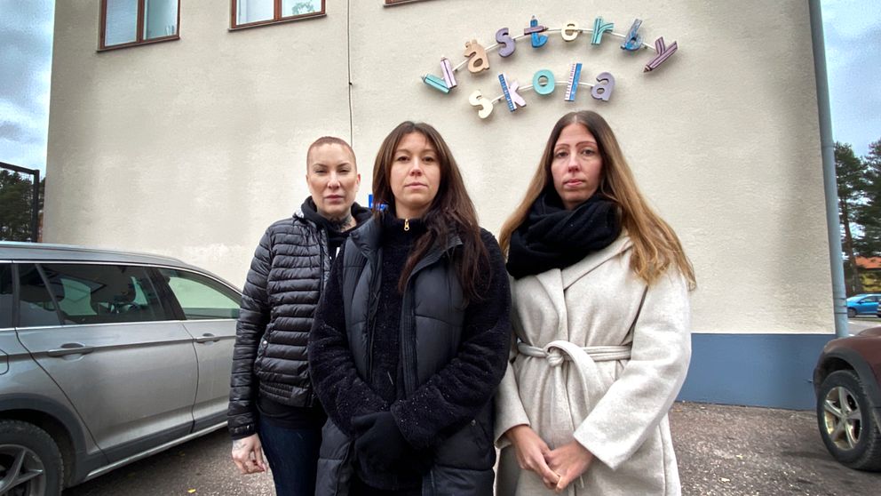 Tre mammor står framför Västerby skola i Hedemora
