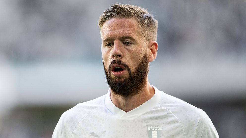 Pontus Jansson stängs av.