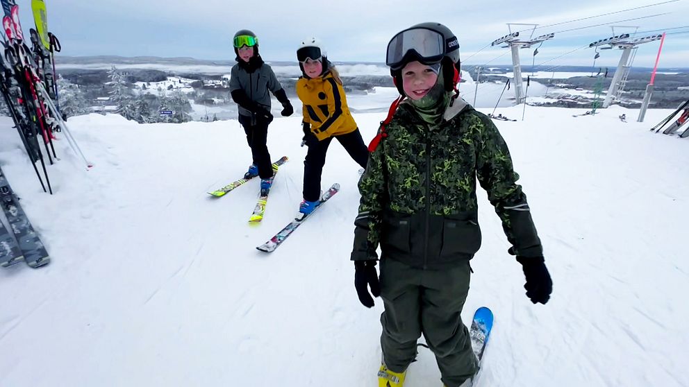 Tre barn på slalomskidor i Bygdsiljumbacken.