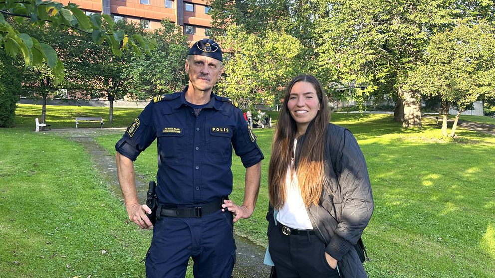 Polisen Henrik Blusi och kommunens trygghetssamordnare Sofie Ax i Norrmalmsparken i Sundsvall.