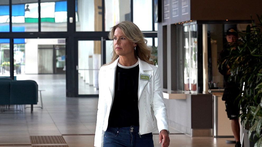En kvinna som går mot kameran.