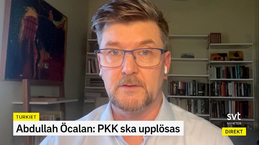 Nyhetsinslag med text: ”Abdullah Öcalan: PKK ska upplösas” och SVT Direkt-logotyp.