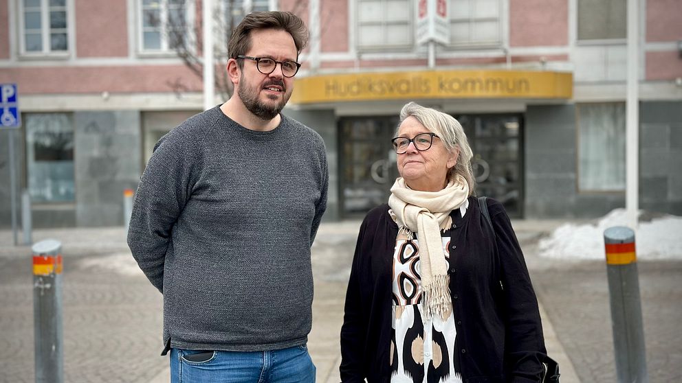 Henrik Berglund Persson (S) ordf. Social- och omsorgsnämnden och Margareta Stark (C)  2:e vice ordf Social- och omsorgsnämnden, står utanför Hudiksvalls kommunhus.