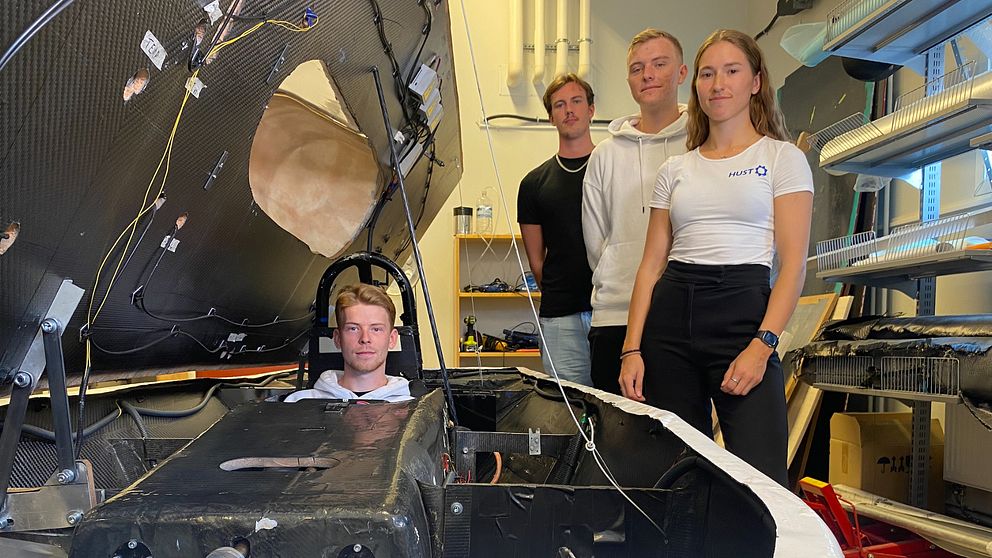 Halmstad University Solar Team (HUST) på bild med sin solcellsdrivna bil.