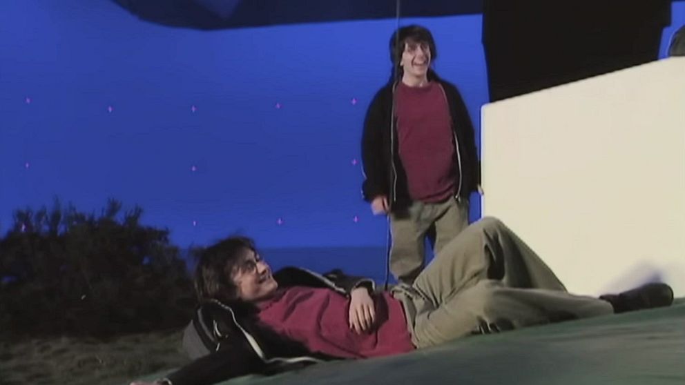 Daniel Radcliffe och hans stuntman iklädda likadana kläder