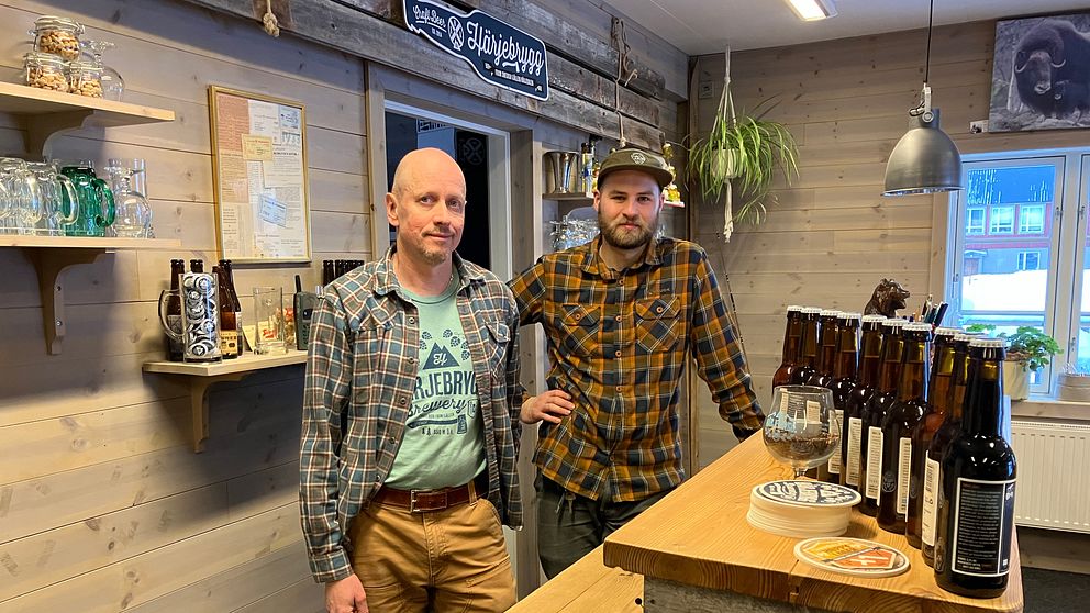 Två män står vid en bardisk i Härjebryggs butik i Tännäs
