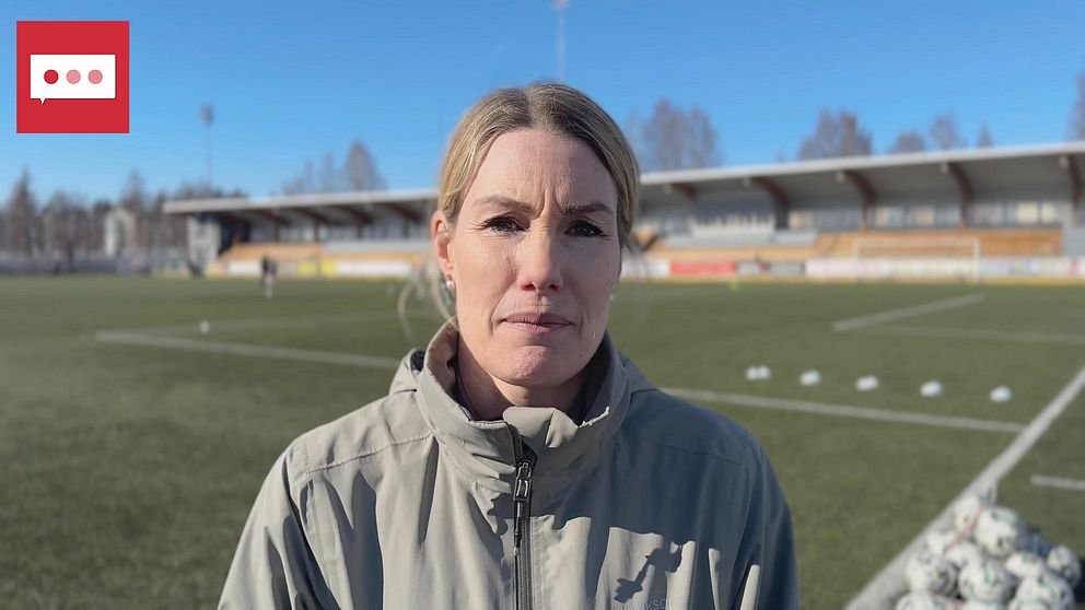 Fotbollsexperten Hanna Marklund står vid en fotbollsplan och tittar in i kameran