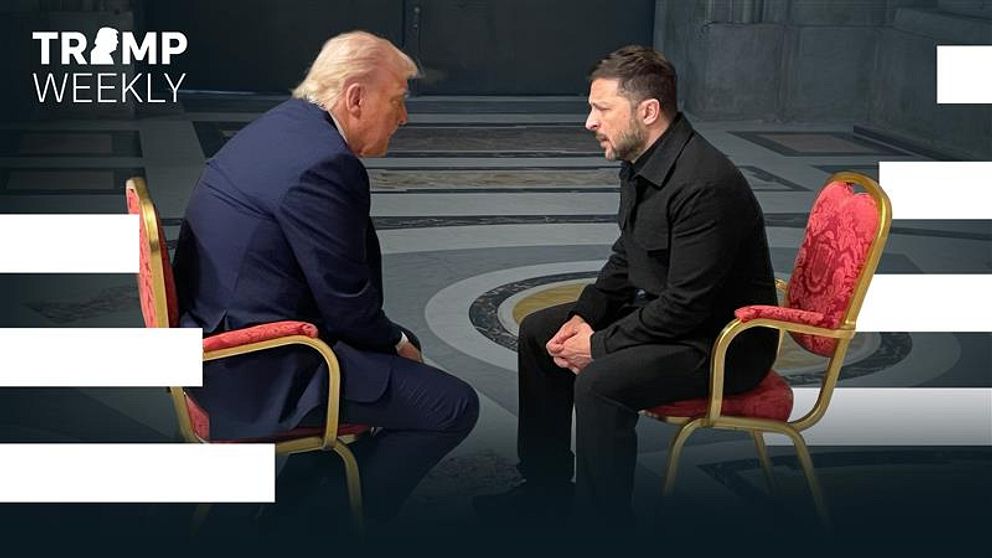 Donald Trump och Volodymyr Zelenskyj sitter på varsin stol, mitt emot varandra.