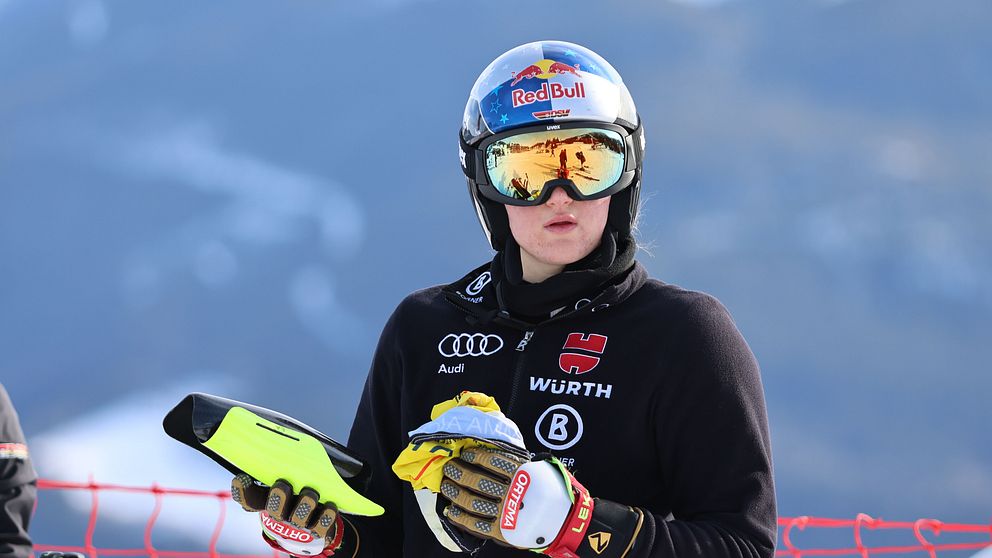 Alpinskidåkaren Emma Aicher med utrustning vid rött säkerhetsnät.