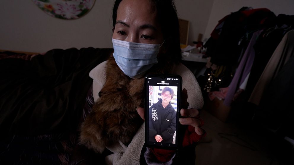 Li Hanxiang söker efter sin son Wang Yanhao.