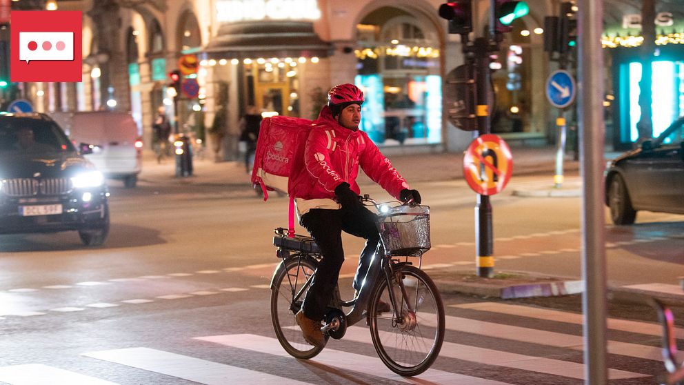 Ett matbud är på väg till köparen på cykel.