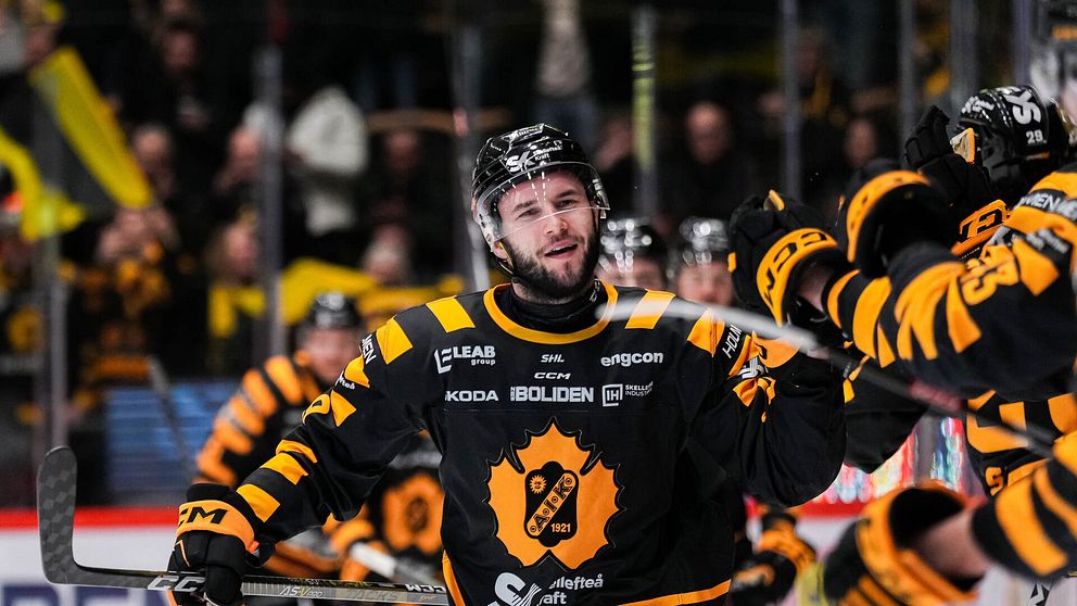 Skellefteås Martins Dzierkals jublar efter 4-2 under semifinal 1 i ishockeymatchen i SHL mellan Skellefteå och Frölunda den 6 april 2024 i Skellefteå