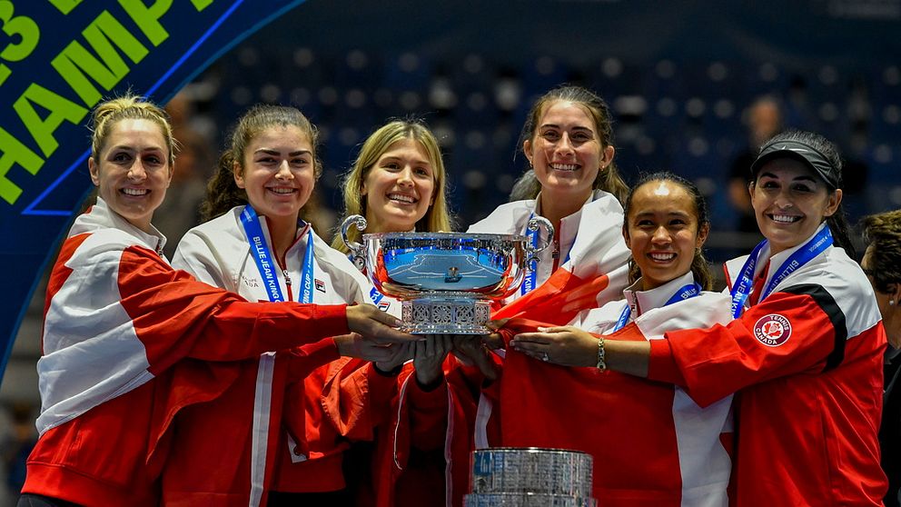 Kanadensiska laget firar första vinsten i Billie Jean King Cup i Sevilla.