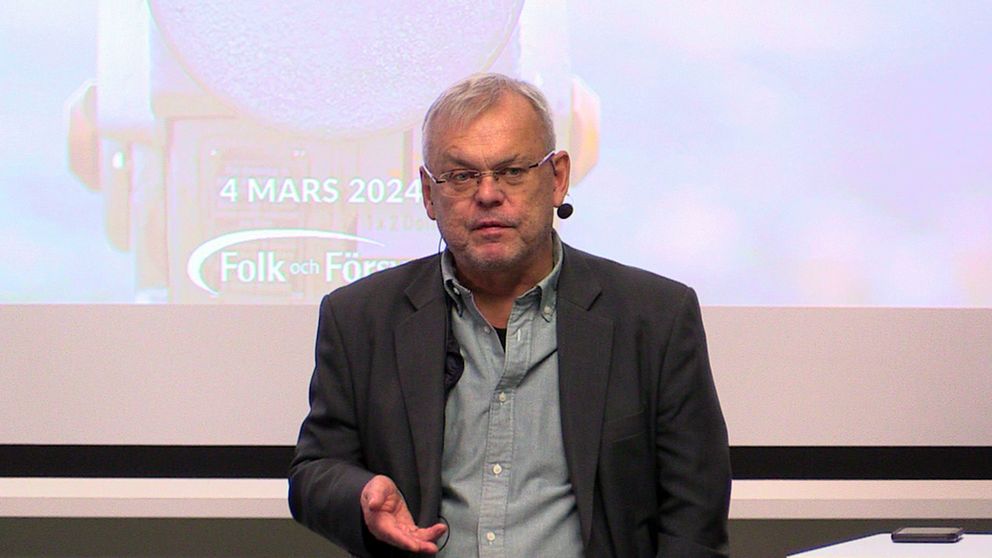 Utrikesreporter Bert Sundström talar på Folk och Försvars seminarium. Rubriken är:  Ryska presidentvalet – han vann, vad sen?