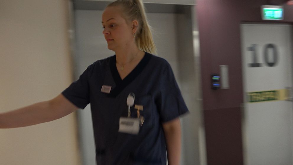 Sjuksköterskan Miichaela Samuelsson på väg till jobbet