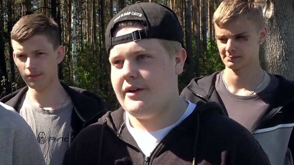 tre klasskompisar står varav han i mitten intervjuas av SVT