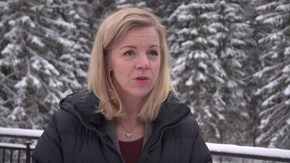 Rosi Hoffer (S) står iklädd en svart vinterjacka står utomhus med snötäckta träd i bakgrunden.