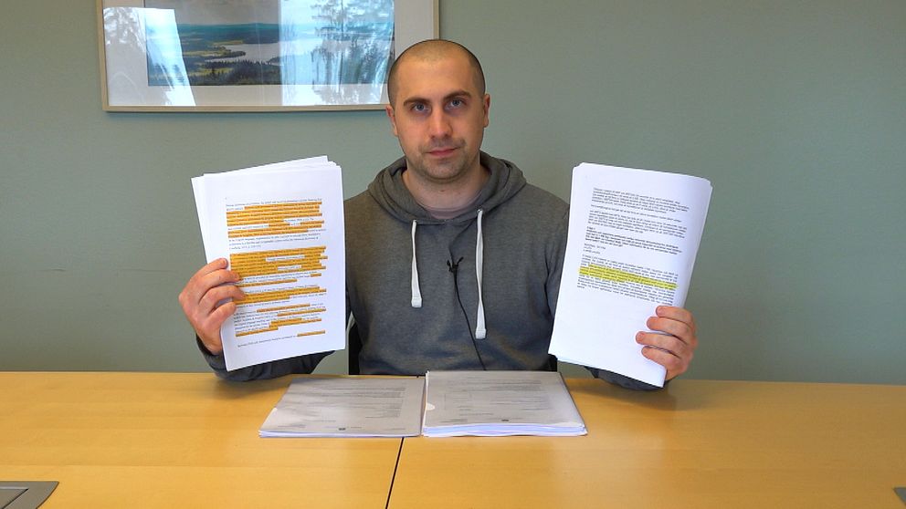 SVT:s reporter Tomas Nyström visar upp två av studenternas texter där deras respektive lärare har markerat misstänkta meningar