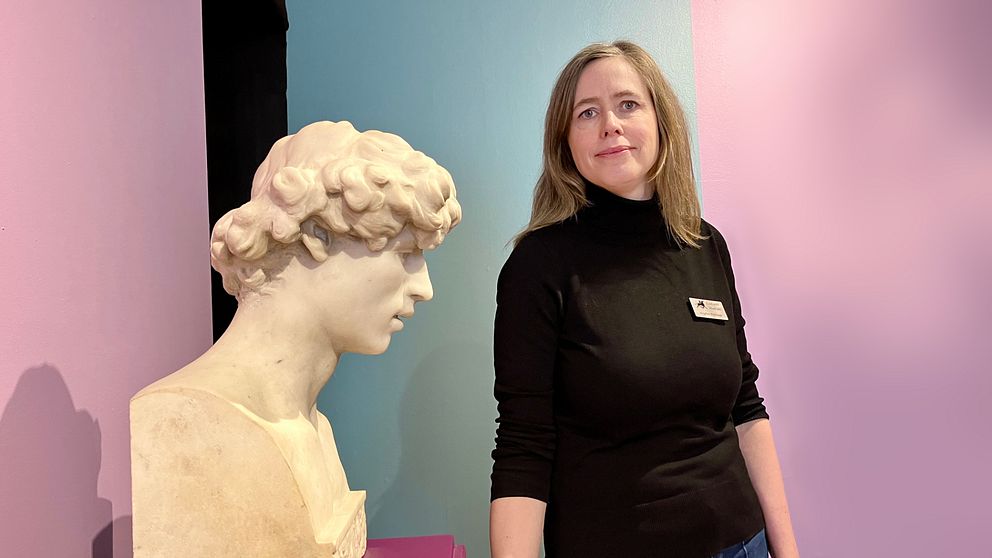 Angelica Blomhage står bredvid en skulptur