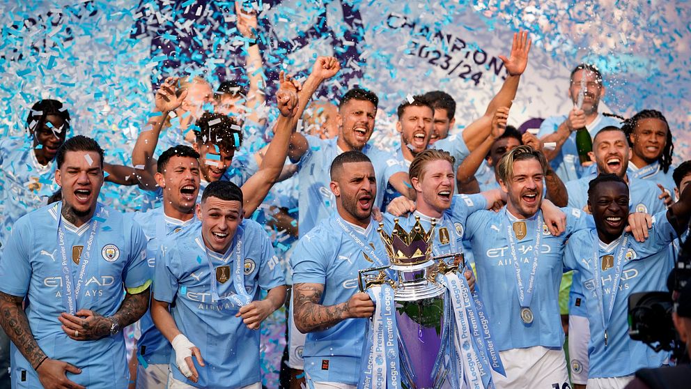 Manchester City lyfter pokalen efter att ha säkrat engelska ligatiteln