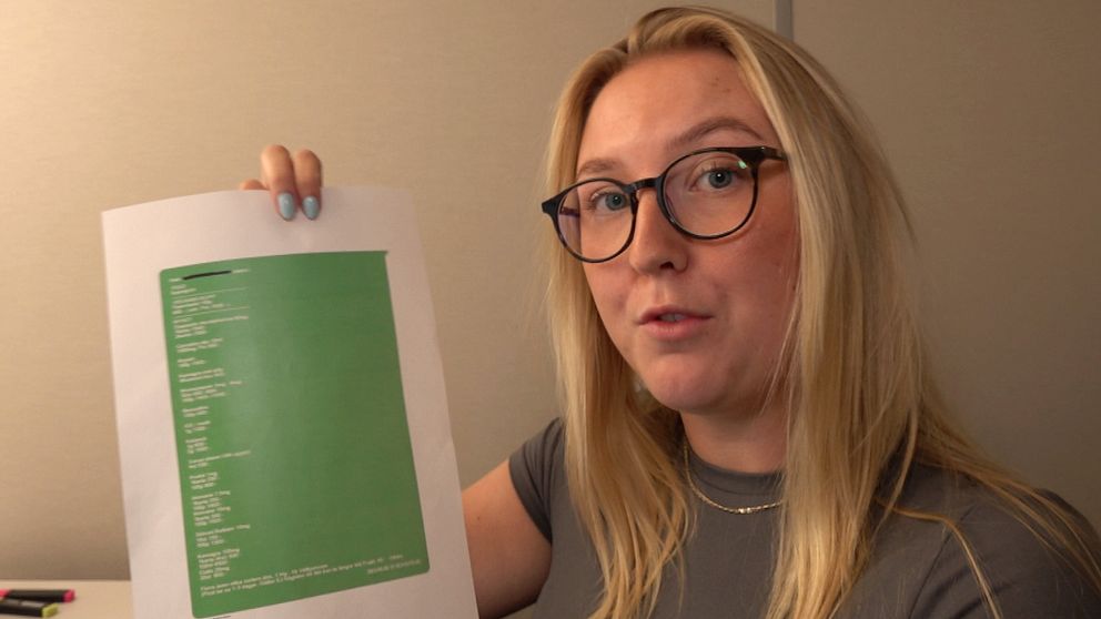 Reporter som håller i ett papper. Där ser man ett långt SMS med text, en meny med narkotika.
