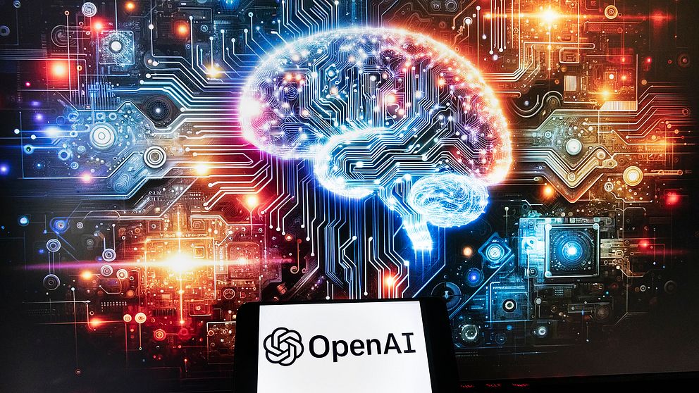 En datorskärm visar en AI-genererad bild av en hjärnliknande struktur sammankopplad med diverse externa strukturer. Framför ligger en mobiltelefon med OpenAI:s logotyp.