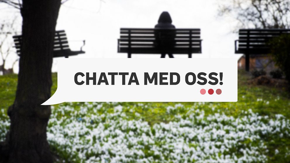 En kvinna sitter ensam på en parkbänk. Framför en SVT-grafik som lyder Chatta med oss!
