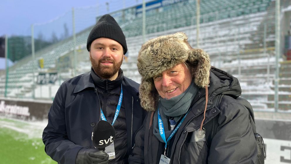 Två väl påpälsade reportrar står på IP framför en snöig hemmaläktare.