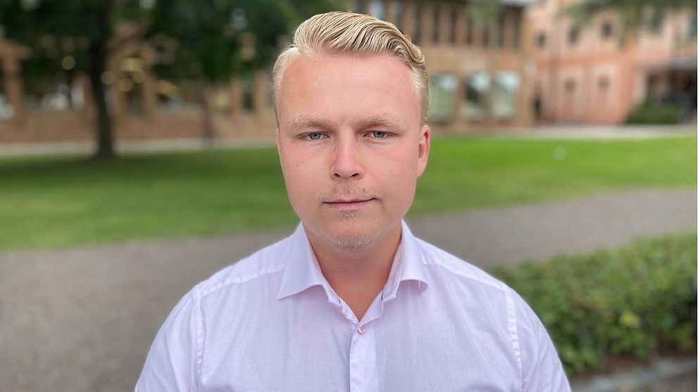 en blond politiker – daniel lönn (SD) står utomhus