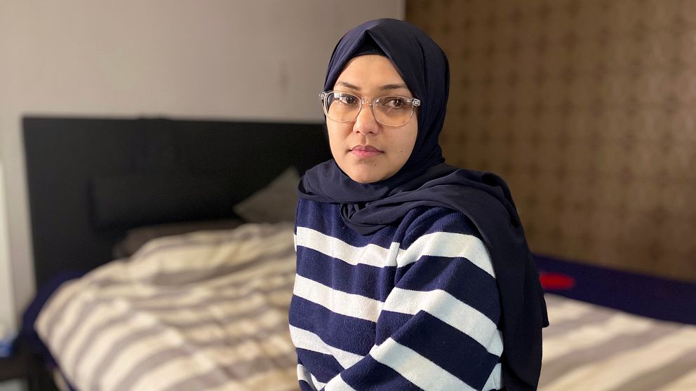 Iffat Rubab från Umeå, som lider av sömnproblem, sittande på sin säng