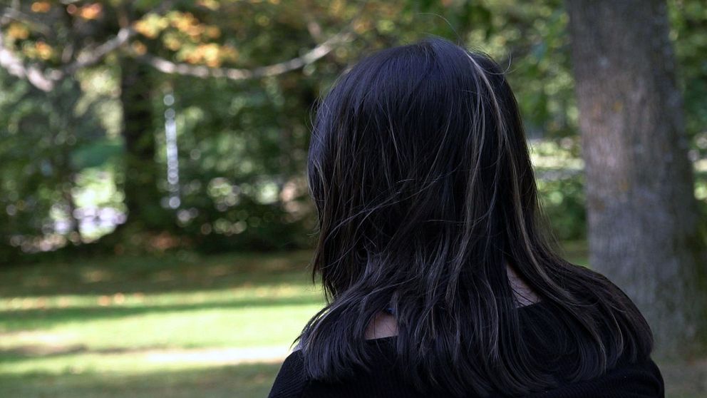 en anonym bild på en kvinna bakifrån