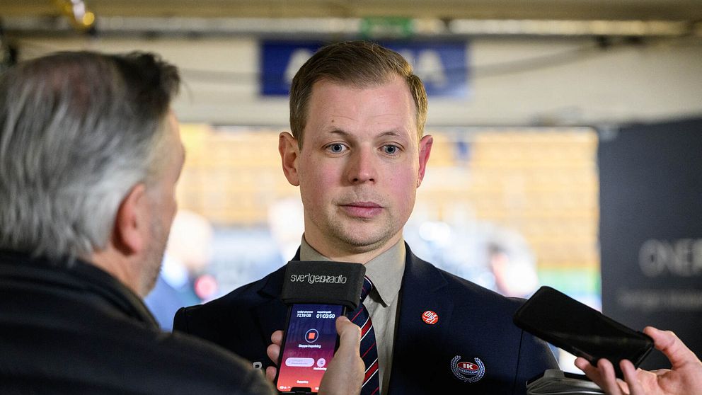 Martin Filander i en intervju med journalister